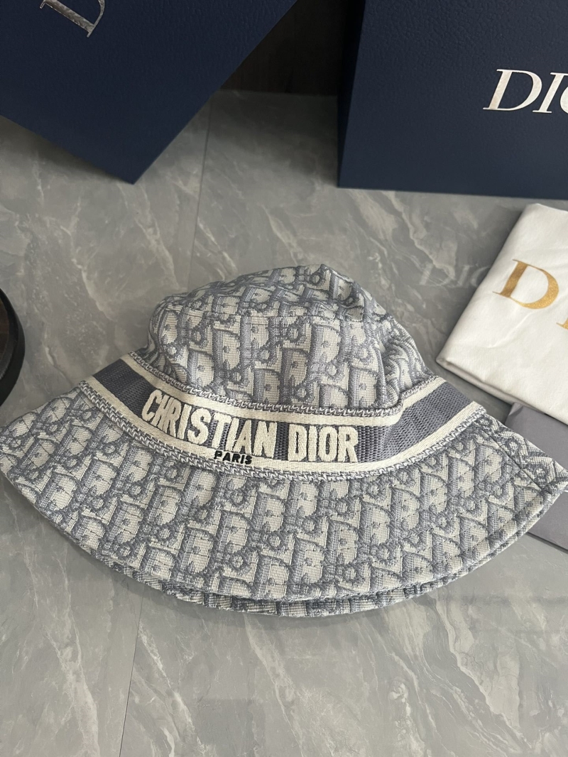 CHRISTIAN DIOR